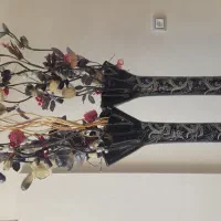 گلدان شیشه ای، همراه شاخه گل مصنوعی