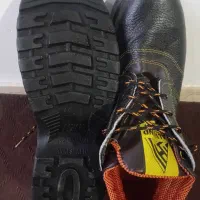 دو عدد کفش ایمنی و فوتسالی سالنی|کیف، کفش، کمربند|ایلام, |دیوار