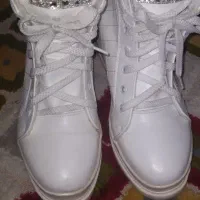 یک جفت کفش نیم بوت سفید فانتزی