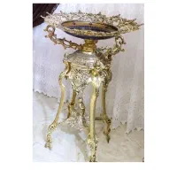 میوه خوری ایستاده کناری سالنی