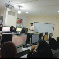 منشی خانم در آکادمی حسابداری و کامپیوتر