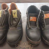 کفش ایمنی (دو جفت)|کیف، کفش، کمربند|اصفهان, بوستان کوهستانی صفه|دیوار