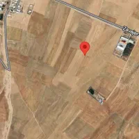 زمین کشاورزی کنار گاوداری