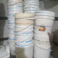 تعدادی سطل پلاستیکی ۱۰کیلویی و۵کیلویی