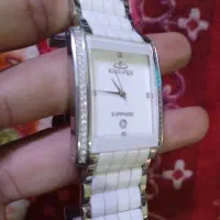 یک ساعت سرامیک
