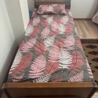 دو عدد تخت تک نفره به همراه تشک کاملا سالم