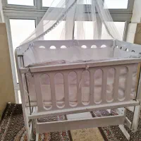 تخت کنار مادر