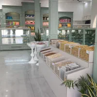 همکار فروشنده خانم