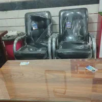 صندلی و جلو میزی