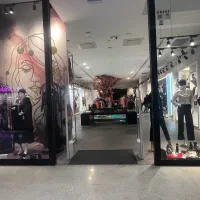 فروشنده خانم