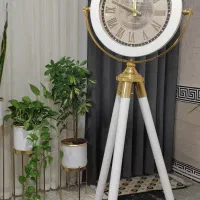 ساعت ایستاده ی کنار سالنی