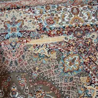 فرش ۶ متری یکم پارگی دارع