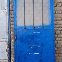 در و پله ی اهنی و ویترین