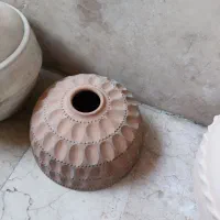 چند تا سبد چوبی وکوزه وگلدان سفالی برای فروش