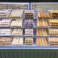 فروشنده قنادی اقا کار کرده