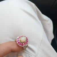 انگشتر نقره با نگین اوپال با دوره یاقوت