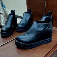 تعدادی کفش مجلسی ، نیم بوت ، صندل ، اسپرت|کیف، کفش، کمربند|شیراز, بعثت|دیوار