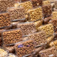 خانم جهت بسته بندی خشکبار