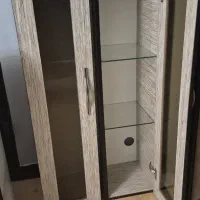 دو عدد ویترین شیشه ای و یک عدد کابینت هوایی