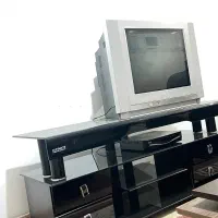 تلویزیون با میز تلویزیون قدیمی برای خونه باغ