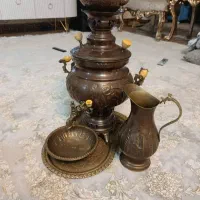 سماور برنج همراه با پارچ سینی و کاسه جلوی سماوری