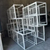 تعدادی قفس سگ. برای توله و سگ بزرگ