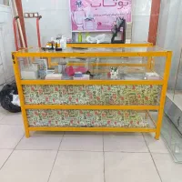 ویترین شیشه‌ای مغازه