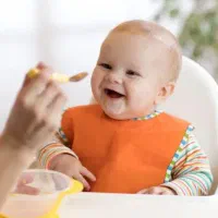پرستار نوزاد دختر
