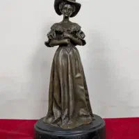 مجسمه برنز دختر کلاه اروپایی برنزی