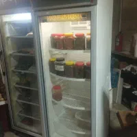 یک عدد یخچال و فریزر درحال کار بفروش می‌رسد