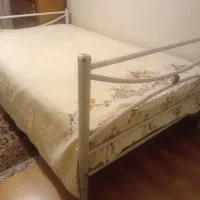 تخت یک نفره فلزی در حد نو