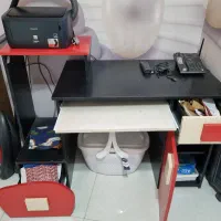 میز کار و کامپیوتر و کتاب و..