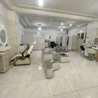 استخدام ناخنکار و مژه کار