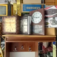 تعدادی وسایل ساعت و تلویزیون