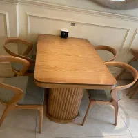 میز و صندلی در حد نو شیک کم کارکردمحکم جنس عالی