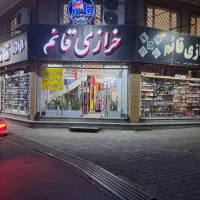 فروشنده ی مرکز خرید خانم