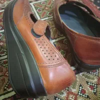 ۲ جفت کفش زنانه طبی و مردانه کتونی