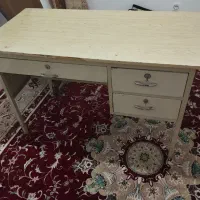 صندلی چرخ دار و میز کار