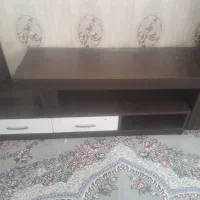 یک میز تلوزیون و یک جاکفشی