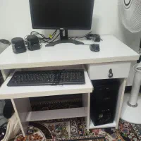 میز و کامپیوتر