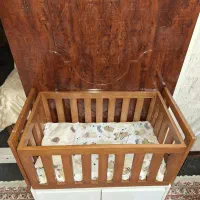 تخت گهواره ای کنار مادر