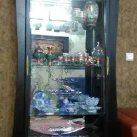 ویترین چوبی پشت آیینه