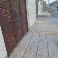 منزل-دو-طبقه-در-خیابان-اصلی-با-شماره-ی