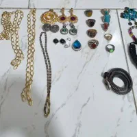 تعدادی بدلیجات(انگشتر دستبند گوشواره گردنبند)