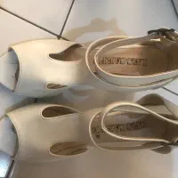 کفش|کیف، کفش، کمربند|اهر, |دیوار