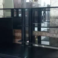 میز تلوزیون شیشه ای کاملا سالم و در حد نو