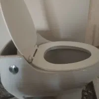 توالت فرنگی چینی و کمد دیواری در حد نو