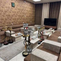 کارگر ساده سالن کار یا آشپز برای کافه