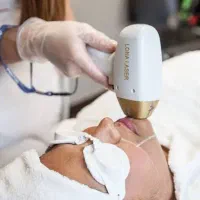 استخدام اپراتور لیزر در کلینیک شلوغ