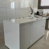 جزیره کابینت های‌گلاس سفید **در حد نو